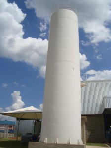 <p>Reservatório Modelo Tubular </p><p><br></p><p>Reservatório Modelo Tubular p/ Água entregue em São Paulo - SP</p><p><br></p><p>O Reservatório modelo Tubular possui forma geométrica cilíndrica vertical, é fabricado em chapas de aço carbono ASTM-A36 na opção com ou sem casa de bomba. Sua capacidade esta no intervalo de 5.000 a 500.000 Litros.</p><p><br></p><p>O Reservatório pode possuir reserva contra incêndio exigidos em alguns casos pelo corpo de bombeiros e divisórias internas para separação de consumo.</p><p>Revestido internamente em tinta epóxi de espessura miníma de 200 micromêtros e pintura externa em esmalte sintético ou poliuretano de espessura miníma de 150 micromêtros.<br></p><p><br></p><p>O Reservatório Tubular possui garantia de 60 meses contra defeitos de fabricação.</p>