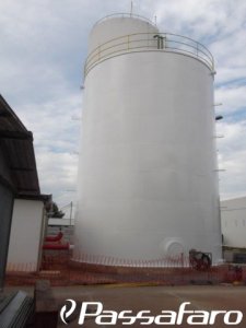 <p>Reservatório para água com montagem no local - 650.000 Litros</p><p><br></p><p>Montagem Reservatório p/ Água no local - Natal - RN</p><p><br></p><p>Reservatório Aéreo Vertical com fundo apoiado de 100.000 a 5.000.000 Litros construído em chapas de aço carbono ASTM-A36, com pintura interna em epóxi de espessura miníma de 250 micrômetros e revestimento externo em esmalte sintético ou poliuretano de espessura miníma de 200 micrômetros.</p><p><br></p><p>Para os Reservatórios com diâmetro acima de 4,00 metros ou locais de difícil acesso sua montagem é executada no local sendo o material processado em nossa fábrica e transportado até o local da obra por via terrestre, marítima ou aérea.</p><p><br></p><p>OS Reservatórios da PASSAFARO possuem garantia de 60 meses contra defeitos de fabricação.</p>